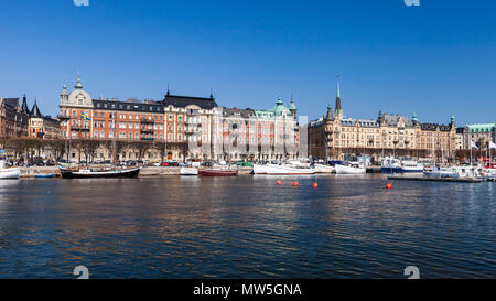 Stadtbild der Stadt Stockholm, Schweden. Strandvagen Boulevard auf Ostermalm im sonnigen Sommertag Stockfoto