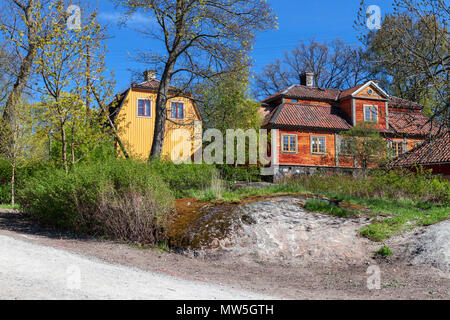 Schwedische Landschaft, bunten alten Holzhäuser auf dem grünen Hügel Stockfoto