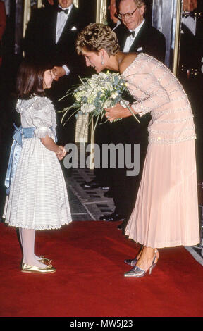 Prinzessin Diana in einem Catherine Walker Kleid erhielt einen Blumenstrauß von einem jungen Brunnen Wisher. Wiedereröffnung des Savoy Hotels, London. Großbritannien Juli 1993 Stockfoto