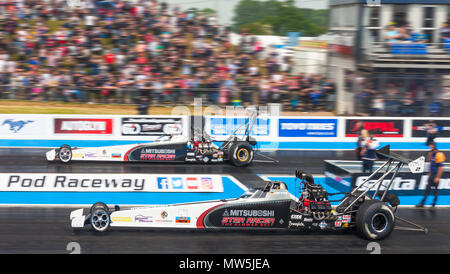 Top Methanol drag racing in Santa Pod. Dennis Habermann neaside V Timo Habermann weit Seite. Stockfoto