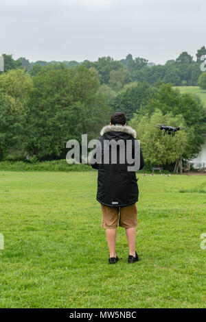 Biracial junge fliegt Drone bei Weald Country Park Model Release statt Stockfoto