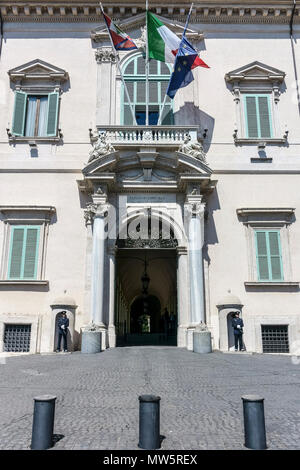 Quirinal Fassade (Haupteingang), offizielle Residenz des Präsidenten der Italienischen Republik. Präsidentschafts-, italienischen, europäischen Fahnen. Rom, Italien Stockfoto