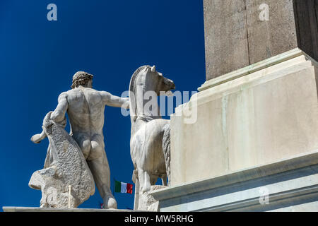 Dioscurus Brunnen: Dioscurus Statue, Pferd und Obelisk. Italienische Flagge. Quirinal Square. Italienische Republik. Rom, Italien, EU. Blauer Himmel, Kopierbereich. Stockfoto