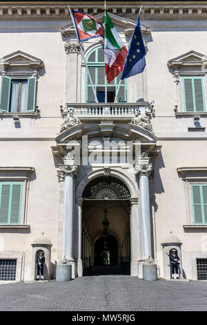 Quirinal Fassade (Haupteingang), offizielle Residenz des Präsidenten der Italienischen Republik. Präsidentschafts-, italienischen, europäischen Fahnen. Rom, Italien Stockfoto