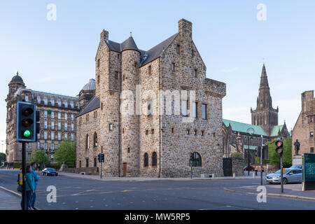 St Mungo's Museum für Religiöse Kunst und Leben mit Glasgow Kathedrale im Hintergrund.