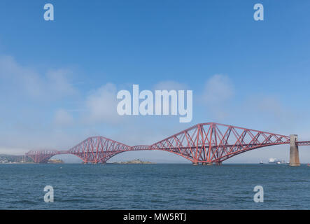 Ein leichtes Haar, oder das Meer Nebel, Abdeckungen von Edinburgh Forth Rail Bridge. Stockfoto