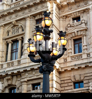 Antike Lampe vor dem Palast des Obersten Gerichtshofs, Corte di Cassazione. Renaissance, barockes Gebäude Palast. Rom, Italien, Europa, EU. Stockfoto