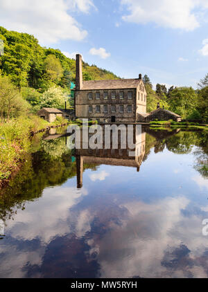 Gibson Mill, spiegelt sich in der Mühle Teich, Hardcastle Crags, Halifax, West Yorkshire Stockfoto