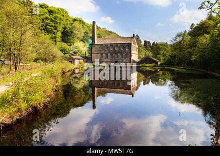 Gibson Mill, spiegelt sich in der Mühle Teich, Hardcastle Crags, Halifax, West Yorkshire Stockfoto