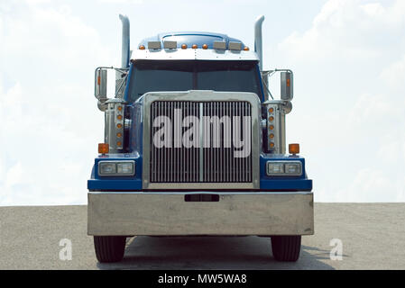 Vorderansicht eines Blau 18 rad Semi Truck mit einem blauen Himmel im Hintergrund.. Stockfoto