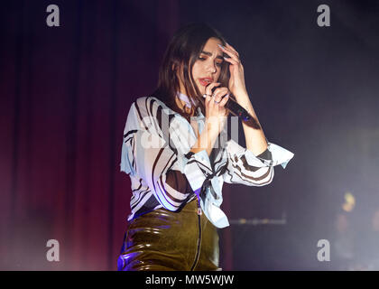 Dua Lipa live auf der Bühne während der Europäischen Bein ihrer 2017 USA und Europa Tour. Dua Lipa leben, Dua Lipa Sänger, Dua Lipa Pop Star. Stockfoto