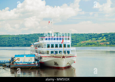 Kreuzfahrt Passagierschiff steht am Ufer Stockfoto