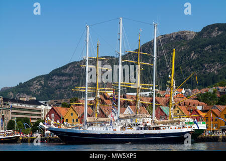 Tall Ships Race Bergen, Norwegen 2014. Niederländischen Schoner "Eendracht" und Deutsche Bark "Alexander von Humboldt II" neben auf Bryggen, Downtown Bergen. Stockfoto