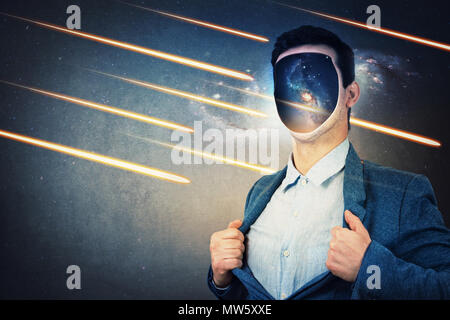 Junger Mann mit Cosmos statt sein Gesicht, das Abreißen aus seiner Jacke. Space galaxy innerhalb der menschlichen Kopf. Fantasy futuristischen Hintergrund mit fallenden Kometen und Stockfoto