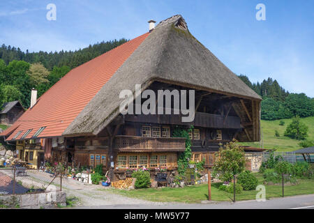 Alte historische Holz Schwarzwaldhaus im Village Gutach, Schwarzwald, Baden-Württemberg, Deutschland, Europa Stockfoto