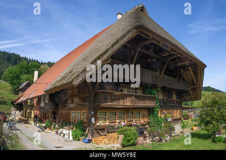 Alte historische Holz Schwarzwaldhaus im Village Gutach, Schwarzwald, Baden-Württemberg, Deutschland, Europa Stockfoto