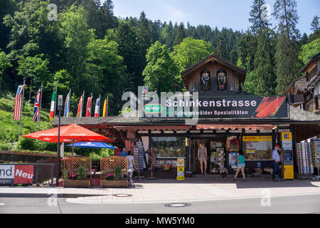 Schinkenstrasse, Souvenirläden in der Mitte von Triberg, Schwarzwald, Baden-Württemberg, Deutschland, Europa Stockfoto