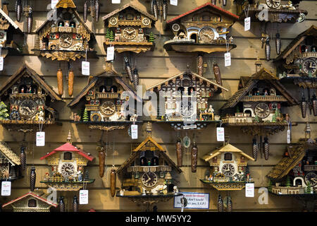 Große Anzahl von kuckucksuhren an Eble clock Park, Triberg, Schwarzwald, Baden-Württemberg, Deutschland, Europa Stockfoto