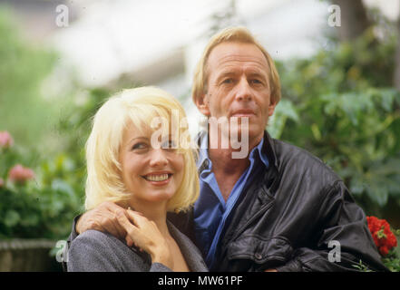 PAUL HOGAN, australischer Schauspieler und Linda Kozlowski über 1990 Stockfoto