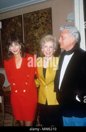 TONY CURTIS, US-amerikanischer Schauspieler etwa 1980 mit ehemaligen Frau Janet Leigh und Tochter Jamie Lee auf der linken Seite Stockfoto