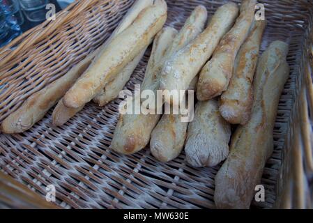 Frisch gebackenes Brot: eine französische Brot genannt Ficelle in einem Weidenkorb Stockfoto