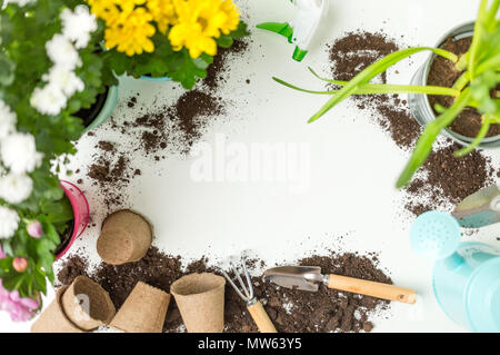 Foto von Boden, Gießkanne, Blumentopf, Schaufel, Rechen auf leeren weißen Hintergrund. Stockfoto