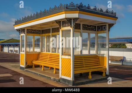 Direkt am Meer Tierheim mit Sitzplätzen auf der Promenade in Southsea in Portsmouth, Hampshire, England Stockfoto