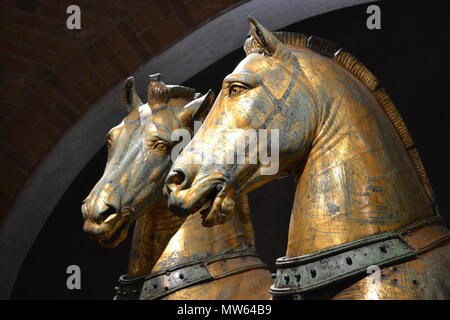 Pferde von St. Mark, Die Pferde von San Marco (Italienisch: Cavalli di San Marco), auch als die Triumphalen Quadriga bekannt ist, ist eine Reihe von Römischen Bronzestatue. Stockfoto