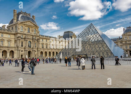 Menschen außerhalb der Louvre Pyramide, dem Haupteingang zum Louvre Museum in Paris, Frankreich Stockfoto