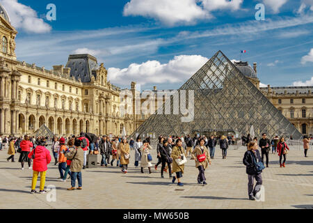 Menschen außerhalb der Louvre Pyramide, dem Haupteingang zum Louvre Museum in Paris, Frankreich Stockfoto