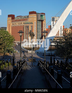 Tagsüber in der Sonne des baltischen Zentrum für Zeitgenössische Kunst, Gateshead, Tyne and Wear, England, Vereinigtes Königreich Stockfoto