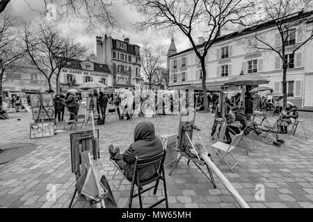 Winter in Paris Künstler sitzen in der Place du Tertre, Montmartre warten auf Kunden, Place du Tertre, Montmartre, Paris Stockfoto