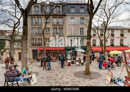 Winter in Paris Künstler sitzen in der Place du Tertre, Montmartre warten auf Kunden, Place du Tertre, Montmartre, Paris Stockfoto