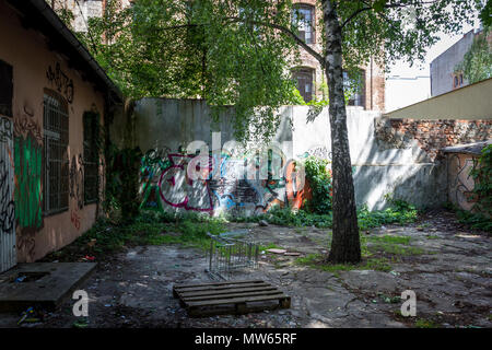 Verlassene Einkaufswagen in baufälligen Innenhof in Lodz, Polen. Stockfoto