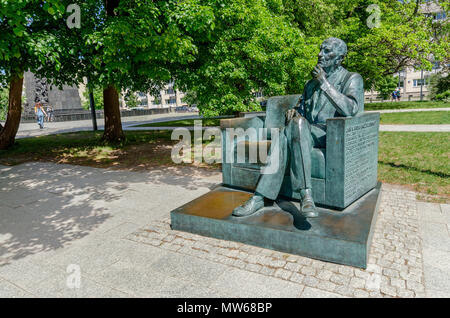 Warschau, Polen. Jan Karski Memorial, vor dem Museum der Geschichte der Polnischen Juden. Stockfoto