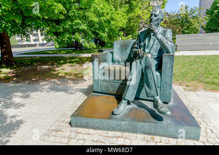 Warschau, Polen. Jan Karski Memorial, vor dem Museum der Geschichte der Polnischen Juden. Stockfoto