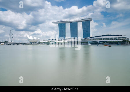 Ein schöner Tag an der Marina Bay mit Marina Bay Sands Hotel im Hintergrund, eine der spektakulärsten Hotel in Singapur. Stockfoto
