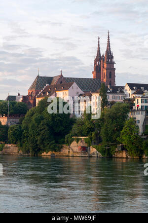 Basel, Münster (Basler Münster), Blick von Nordosten über den Rhein Stockfoto