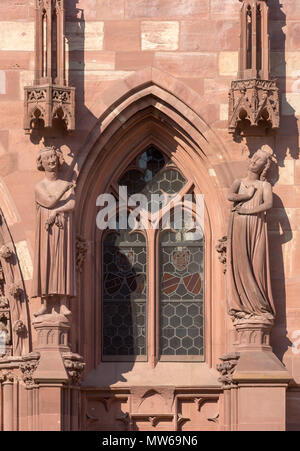 Basel, Münster (Basler Münster), Westfassade, Verführer (Fürst der Welt") und törichte Jungfrau, um 1280/1285 Stockfoto