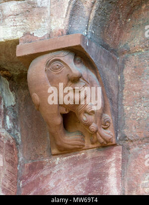 Basel, Münster (Basler Münster), Chorapsis, Blendbogen mit Phantasiewesen, Kopffüßler Stockfoto