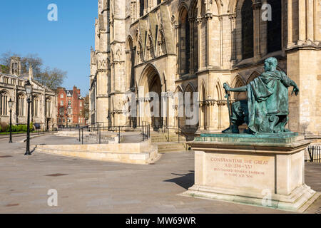 Symbole der Macht und des Friedens an einem Frühlingsmorgen in York, Großbritannien Stockfoto