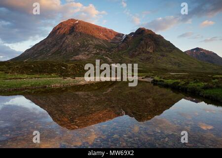 Am späten Abend Licht trifft Buachaille Etive Mor. Das Bild wurde am späten Sommer Abend von einer noch Schwimmbad mit Süßwasser, die perfekte Reflexion genommen. Stockfoto