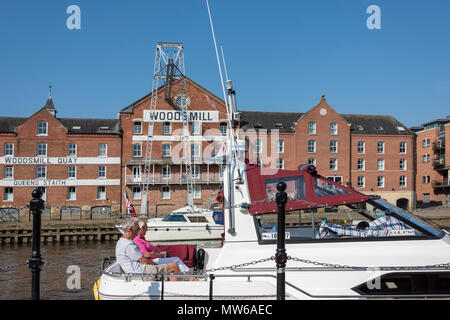 Entspannung auf einem Kreuzfahrtschiff gegenüber Holz Mühle, Fluss Ouse, York, Großbritannien Stockfoto