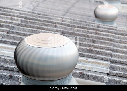 Bewegungsunschärfe der rostigen Luft Ventilator auf dem Dach der Fabrik. Stockfoto