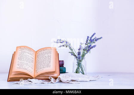 Alte Bücher und Lavendelblüten Stockfoto