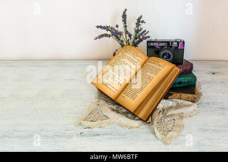 Alte Bücher, retro Kamera und Lavendelblüten Stockfoto