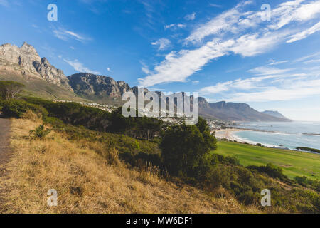 Blick auf die 12 Apostel in Kapstadt mit blauem Himmel Stockfoto