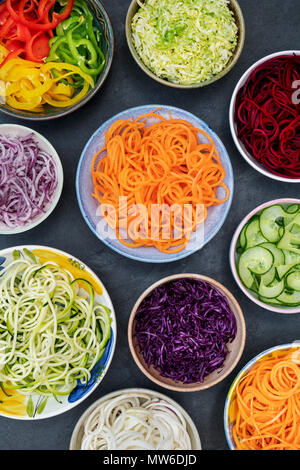 Spiralized Gemüse in Schalen auf einem Schiefer Hintergrund. Muster Stockfoto
