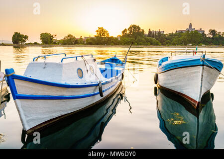 Kleine Fischerboote im Hafen bei Sonnenuntergang. Sozopol, Bulgarien Stockfoto
