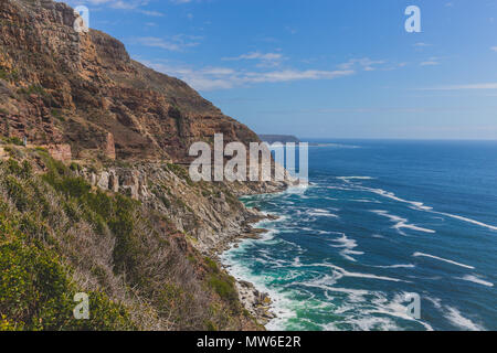 Chapman's Peak Drive entlang felsige Küstenlandschaft in Kapstadt Stockfoto